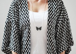 Långt halsband med kulkedja i silver & fjäril.  595 kr