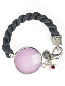 Lite Lovely armband av mörkgrått siden och ljusrosa Jadesten.